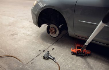Lastik değiştirme konsepti. Garaj Aletleri ve Ekipmanları. Araç bakımı ve hizmetleri