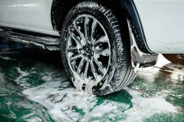 Sabun Sürecinde Elle Araba Yıkama. Sürücü ve Yolcu için Temiz Kalın. Direksiyona odaklan.