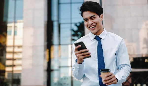 Portret Uśmiechniętego Azjatyckiego Biznesmena Korzystającego Telefonu Komórkowego Mieście Styl Życia — Zdjęcie stockowe