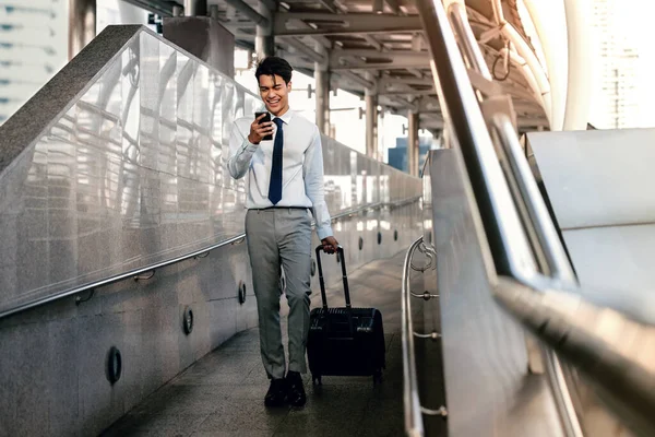 Smiling Passenger Businessman Using Mobile Phone While Walking Suitcase Airport — Foto de Stock