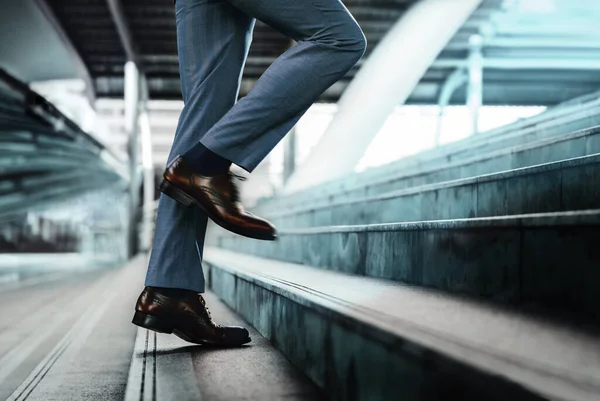 やる気と挑戦的なコンセプト 成功への一歩を踏み出す 階段を歩く実業家の低部 — ストック写真