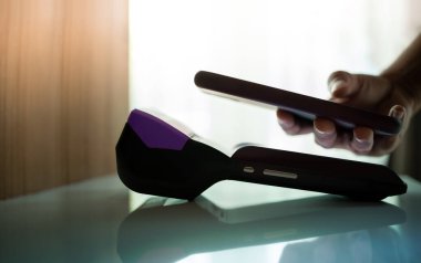 Müşteri ödemeyi cep telefonuyla yapıyor. İş Dünyası Pazarlama Teknolojisi Smartphone Teknolojisi. Yakın çekim.