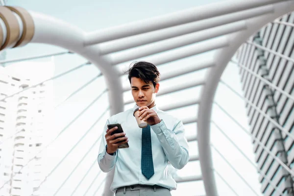 Portret Uśmiechniętego Młodego Biznesmena Asaina Korzystającego Telefonu Komórkowego Mieście — Zdjęcie stockowe