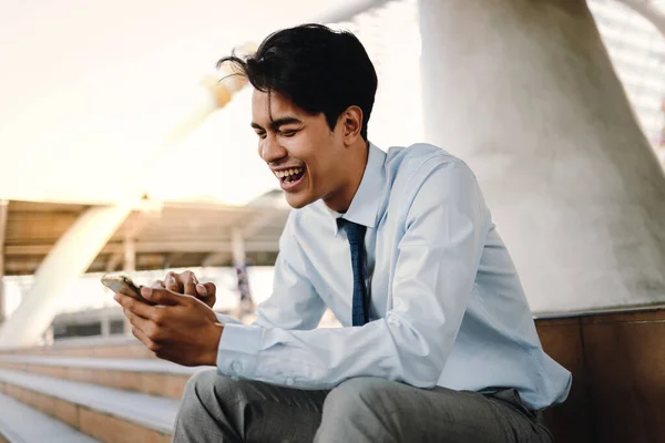 Sonriente Joven Empresario Asiático Usando Teléfono Móvil Ciudad Sentado Escalera — Foto de Stock