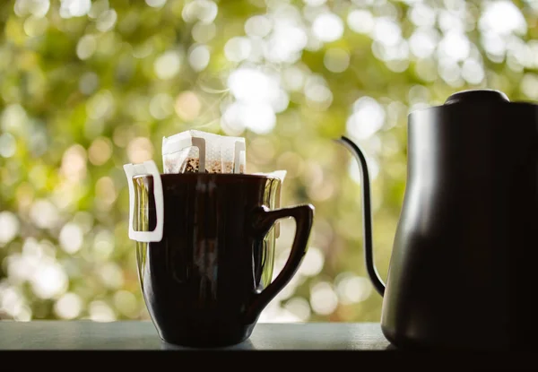 Капающий Кофе Заднем Дворе Дома Утром Делать Горячий Напиток Помощью — стоковое фото