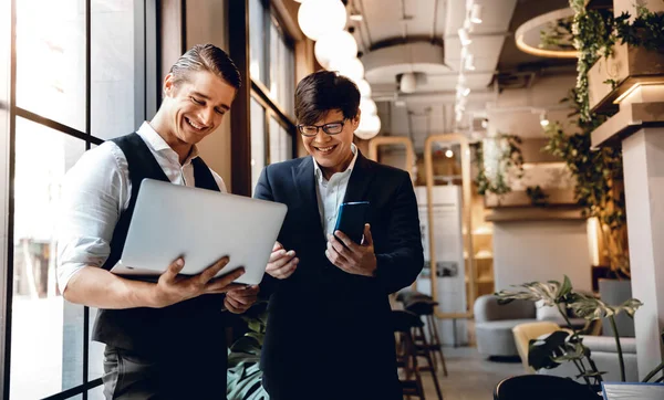 Dos Empresarios Trabajando Juntos Computadora Portátil Trabajo Creativo Gente Negocios — Foto de Stock