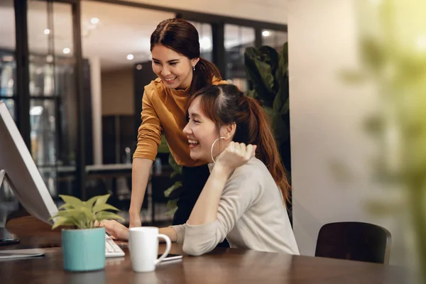 Teamwork Working Together Smiling Two Business Woman Workigng Computer Modern — Stock Photo, Image