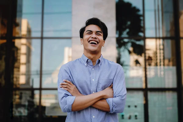 Portret Śmiejącego Się Młodego Azjaty Biznesmena Mieście Skrzyżowane Ramiona Odwracanie — Zdjęcie stockowe