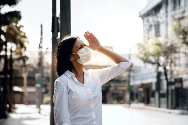 Het Begrip Weer Verontreiniging Ecologie Jonge Vrouw Draagt Beschermmasker Tegen — Stockfoto