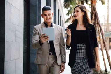 Takım çalışması ya da birlikte çalışma kavramı. İşadamı ve İş Kadını Ofis dışında Tablet üzerinde çalışıyor 