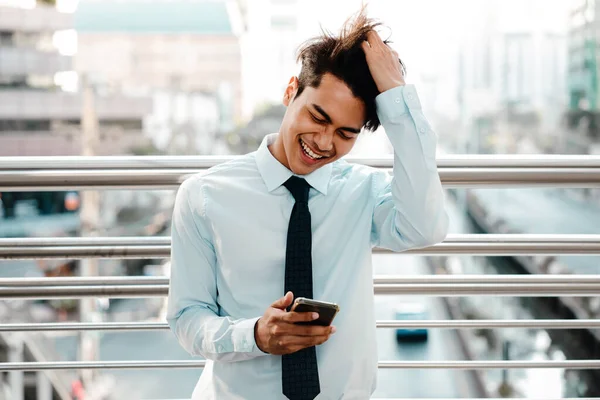 Sonriente Joven Asiático Hombre Negocios Utilizando Teléfono Móvil Ciudad — Foto de Stock
