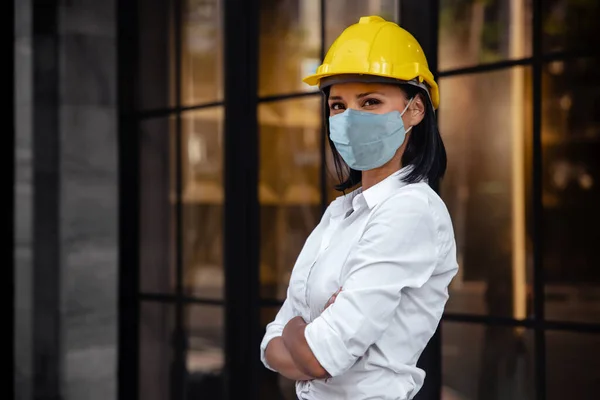 Retrato Uma Engenheira Construção Confiante Vestindo Máscara Proteção Cirúrgica Olhando — Fotografia de Stock