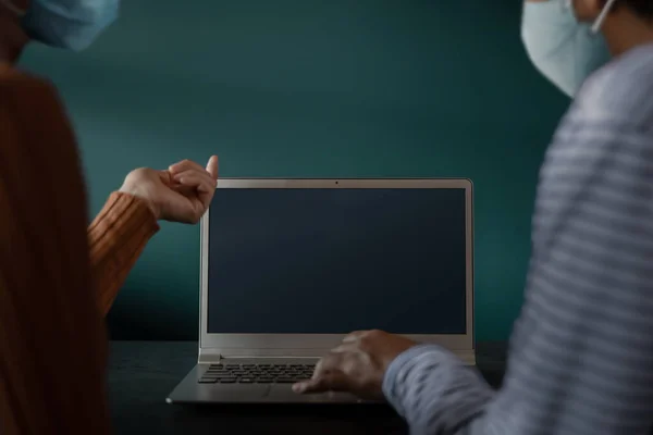 Arbeiten Neuen Konzept Des Normalen Lebensstils Zwei Tragen Chirurgenmasken Und — Stockfoto