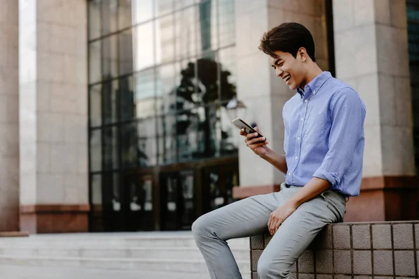 Smiling Young Asian Businessman Using Mobile Phone City — Stock Photo, Image