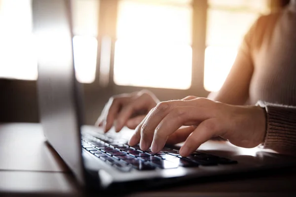 Jeune Femme Dactylographier Ordinateur Portable Clavier Gros Plan Focus Sélectif — Photo