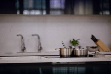 Modern mutfak. Paslanmaz Çelik Tencere üzerine seçici bir odak