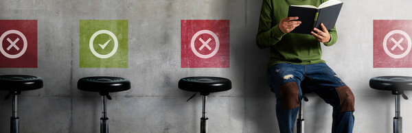 Концепция социального дистанцирования от Ковида-19. Сигнал о сотрудничестве в общественном месте на месте. Чтение книги у стены