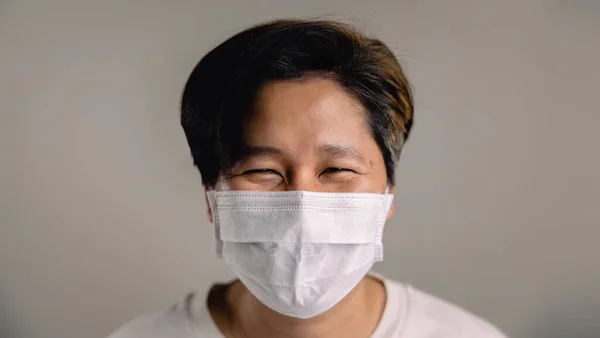 Retrato Una Persona Feliz Usando Una Máscara Quirúrgica Pie Contra — Foto de Stock