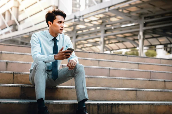 Young Striving Empresario Asiático Sentado Escalera Ciudad Mano Sosteniendo Teléfono — Foto de Stock