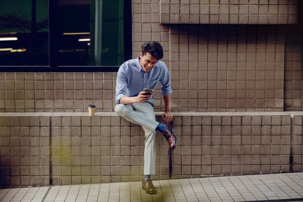 Sonriente Joven Asiático Hombre Negocios Utilizando Teléfono Móvil Ciudad — Foto de Stock