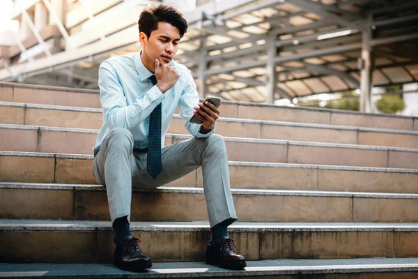 Young Striving Empresario Asiático Que Usa Teléfono Móvil Ciudad Sentado — Foto de Stock