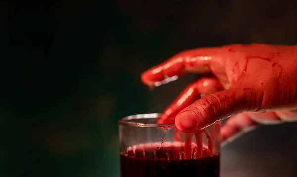 Concepto Halloween Mano Sangrienta Vaso Sangre Roja Noche Terror Vampiro — Foto de Stock