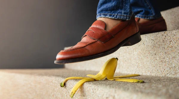 Випадок Повсякденній Концепції Життя Людина Ступає Вниз Сходах Банановій Шкірі — стокове фото