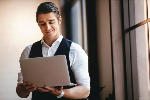 Młody Biały Biznesmen Pracujący Laptopie Komputerowym Nowoczesnym Miejscu Pracy Uśmiechnięty — Zdjęcie stockowe