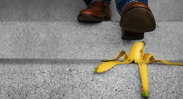 Accidente Concepto Vida Diaria Hombre Bajando Escaleras Una Cáscara Plátano —  Fotos de Stock