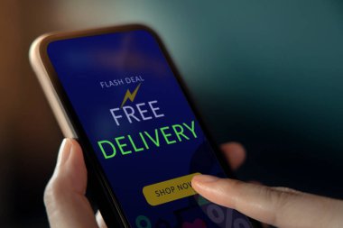 Ücretsiz Teslimat Tanıtım Konsepti. Dijital Pazarlama Stratejisi. Online Alışveriş 'e Cep Telefonu Kullanan Müşteri Kadının Kapanışı. Ekranda Ücretsiz Sevkiyat Kampanyası