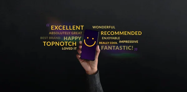 Концепція Досвіду Клієнтів Людина Підняла Мобільний Телефон Усміхненим Обличчям Емоційок — стокове фото