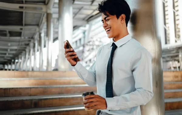 Retrato Joven Empresario Asiático Sonriente Usando Teléfono Móvil Ciudad — Foto de Stock