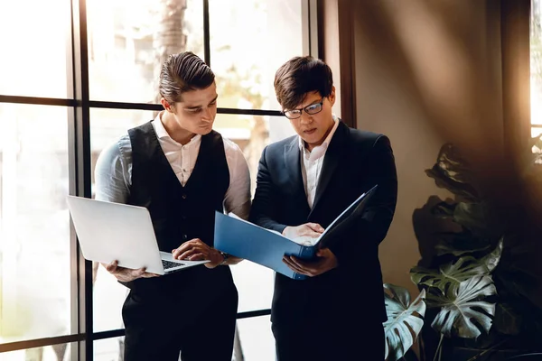 Dos Empresarios Trabajando Juntos Ordenador Portátil Lugar Trabajo Creativo — Foto de Stock