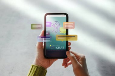LiveChat Teknoloji Konsepti. Müşteri Yapay Zeka ile iletişim kurmak için cep telefonu kullanıyor. Müşteri Destek Bilgileri Sanal Asistanı