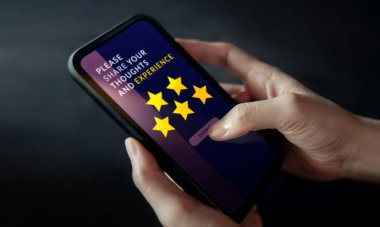 Müşteri Deneyimleri Konsepti. İnternet üzerinden geri bildirim vermek için Cep Telefonu kullanan kadın. Beş yıldızlı olumlu eleştiri. Müşteri memnuniyeti anketleri