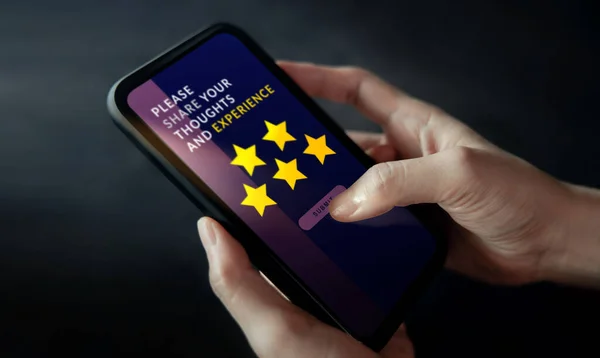 Koncept Zkušeností Zákazníků Žena Pomocí Mobilního Telefonu Dát Zpětnou Vazbu — Stock fotografie
