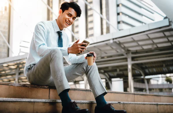 Sonriente Joven Empresario Asiático Usando Teléfono Móvil Ciudad Sentado Escalera — Foto de Stock