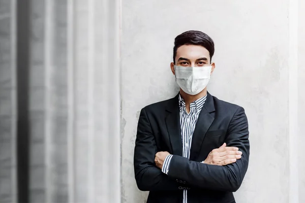 Portrét Asijského Mladého Podnikatele Chirurgické Masce Stojí Zdi Usmívá Zkřížené — Stock fotografie