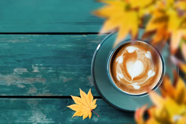 Кофе Осенью Осенью Кубок Горячего Кофе Голубом Столе Вид Сверху — стоковое фото