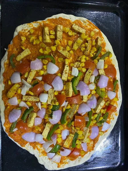 Preparación Pizza Antes Prepararse Para Entrar Horno Con Deliciosos Ingredientes —  Fotos de Stock