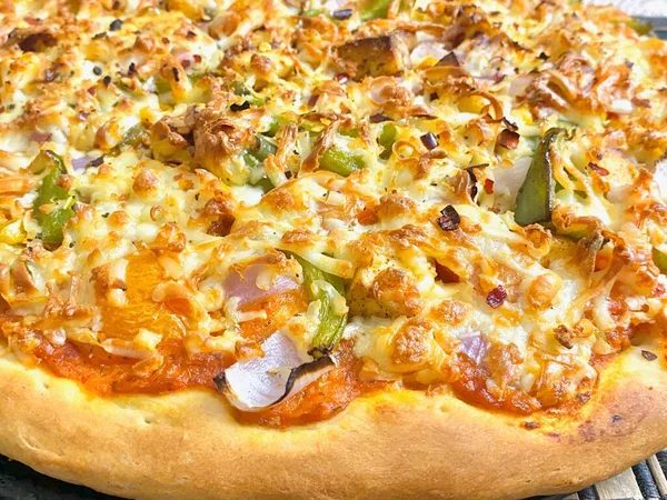 Pizza Végétarienne Maison Avec Garnitures Maïs Capscicum Oignon Sont Prêts — Photo