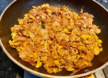 Çırpılmış yumurta, soğanlı ve yeşil biberli ve servis edilmeye hazır.