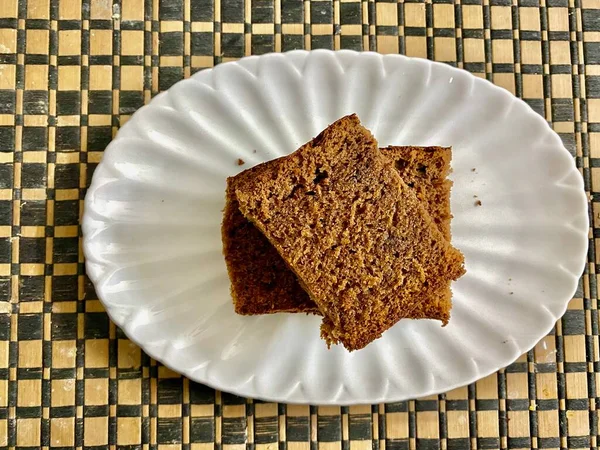 Plain Chocolate Cake Double Slice Wird Einem Teller Serviert — Stockfoto