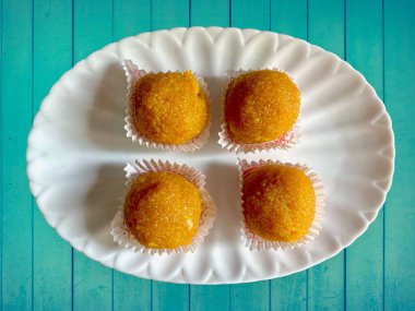 Moti Chor ke Laddu Hindistan 'daki her tür festivalde servis edilmeli.