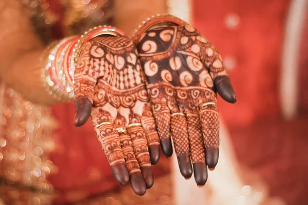 印地安人新娘为与Mehndi的婚礼做准备 手里拿着Sambalpur Orrisa India 02082019 — 图库照片