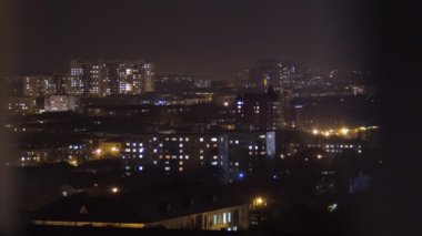 Gece apartmanın zaman atlamalı. Konut daireleri pencerelerin timelapse aydınlatma ve bir gecede kapatArak