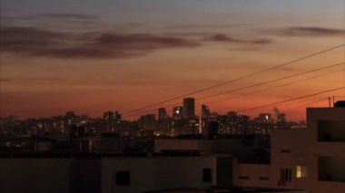 Şehir şehir Sunset Time Lapse Day Gece.City siluet ilerlüne alacakaranlıkta. Modern şehrin muhteşem panoramik manzarası