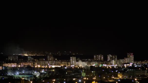 Η χρονική διάρκεια της νυχτερινής πόλης. Κορυφαία εναέρια πανοραμική θέα της σύγχρονης πόλης από τον πύργο στον τελευταίο όροφο. Οδικός κόμβος κυκλοφορίας. — Αρχείο Βίντεο