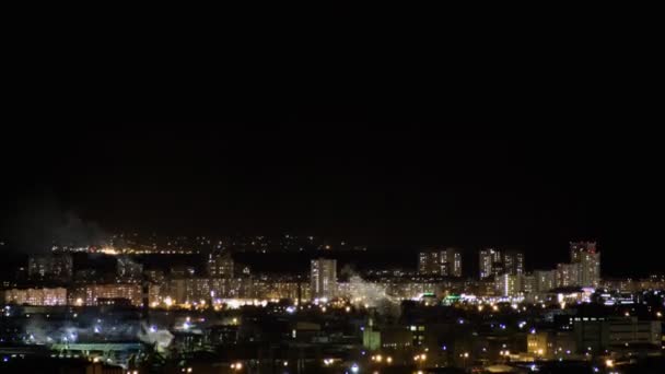 Zeitraffer der nächtlichen Skyline der Stadt. Kreuzungsverkehr. Lichter flackern in Fenstern — Stockvideo