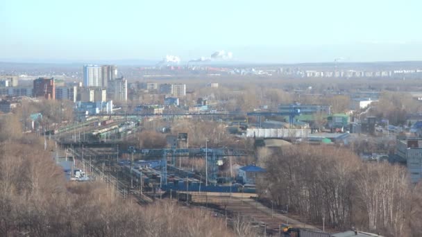 Timelapse spoorwegen in industriële zone in de buurt van een flats. Containers met goederen in het vracht depot. — Stockvideo